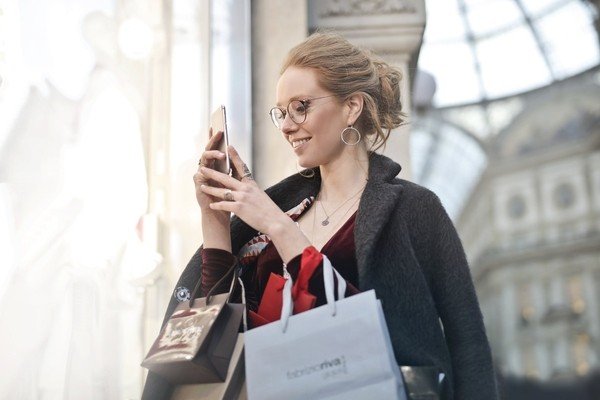 Покупатели с мобильными телефонами покупают больше