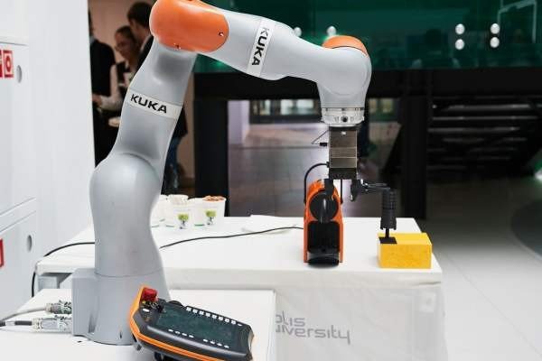 ЦИПР-2019: робот с кофе, робот-вратарь, беспилотный автомобиль и дроны