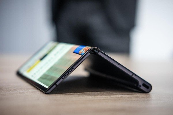 Huawei откладывает выпуск смартфона со складным экраном