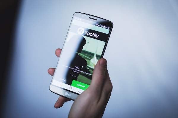 Стриминговый сервис Spotify вновь откладывает запуск в России
