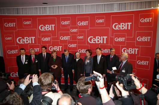 Открытая демократия, открытые границы и открытые стандарты – вот темы, к которым ораторы, выступавшие на церемонии открытия выставки CEBIT, возвращались снова и снова
