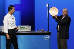 Создание цифрового радиоприемника Мура, считают в Intel, может совершить очередной переворот в области беспроводной связи, вызвав появление новых классов устройств, способных общаться между собой; Источник: Intel