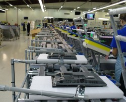 На заводе Samsung используется преимущественно ручной труд