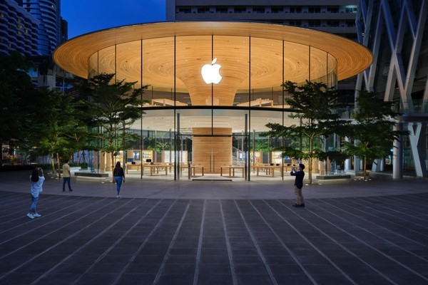 Apple поставила рекорды продаж