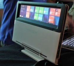 У одного из ультрабуков крышка сделана прозрачной и в закрытом положении его тоже можно использовать как планшет. Фото: Intel